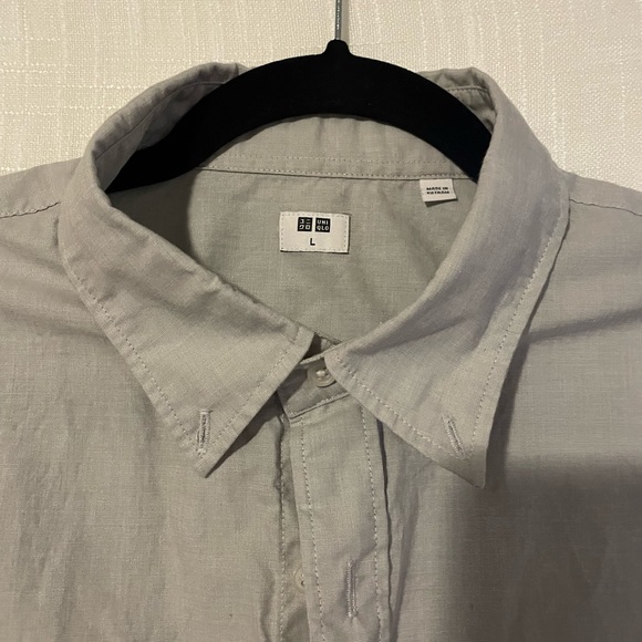 Uni Qlo Men’s Button Up Dress Shirt (L) - Picture 7 of 8